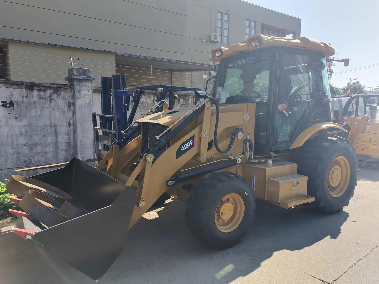 CATERPILLAR 420F - מחפרון: תמונה 3 CATERPILLAR 420F - מחפרון: תמונה 3