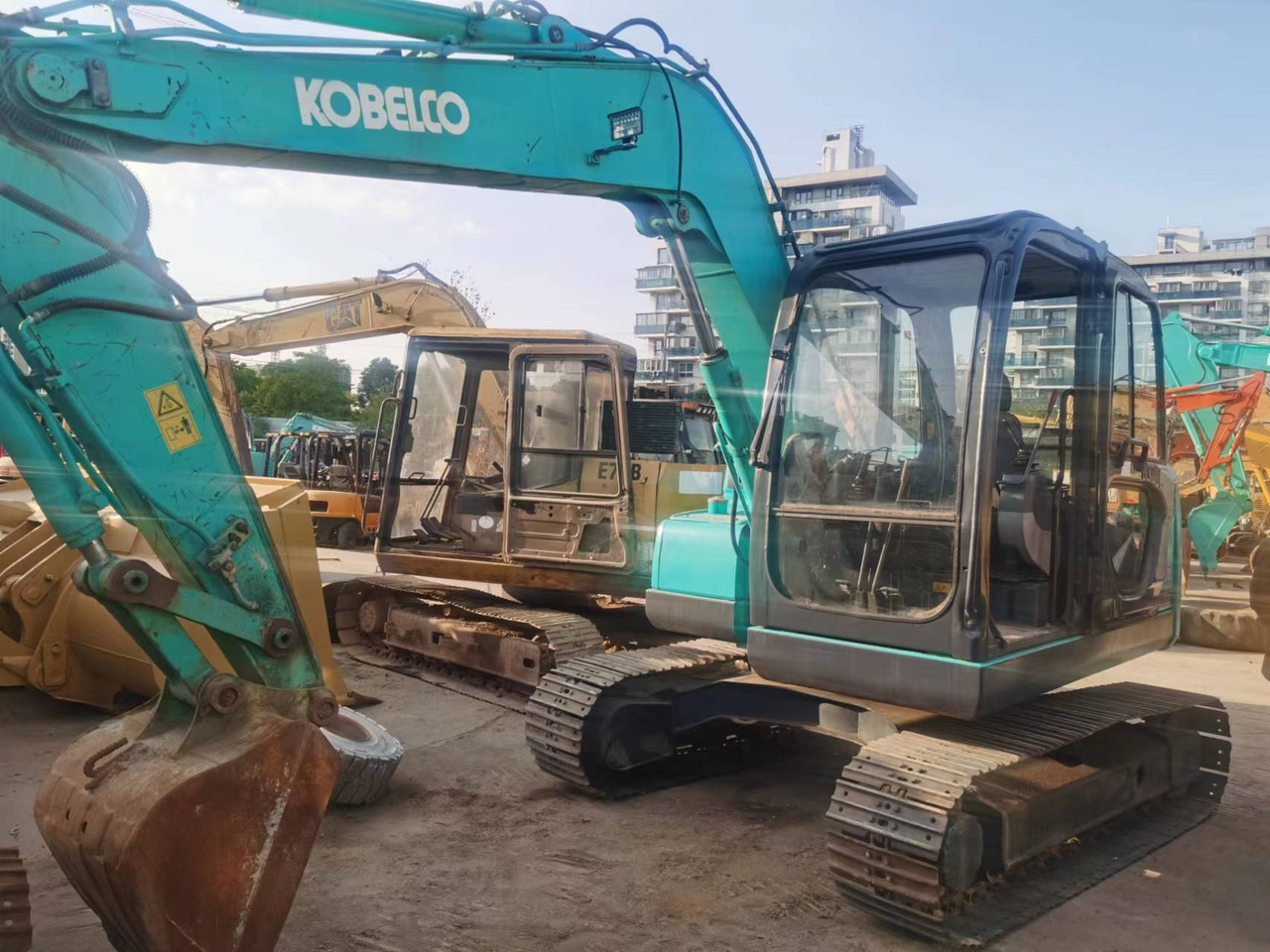 KOBELCO SK75 - מיני מחפר: תמונה 1 KOBELCO SK75 - מיני מחפר: תמונה 1