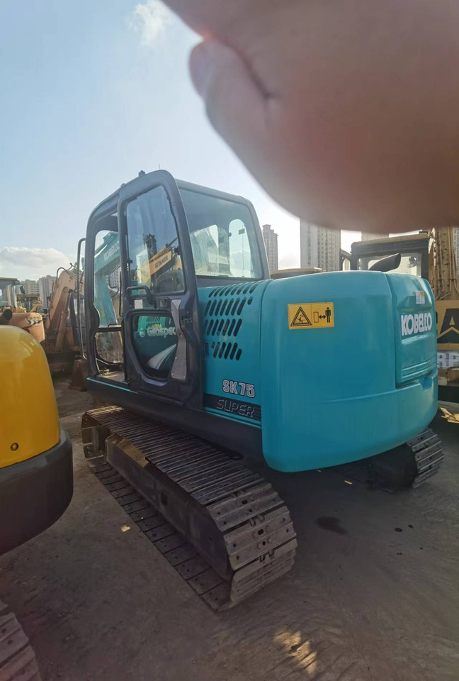 KOBELCO SK75 - מיני מחפר: תמונה 4 KOBELCO SK75 - מיני מחפר: תמונה 4