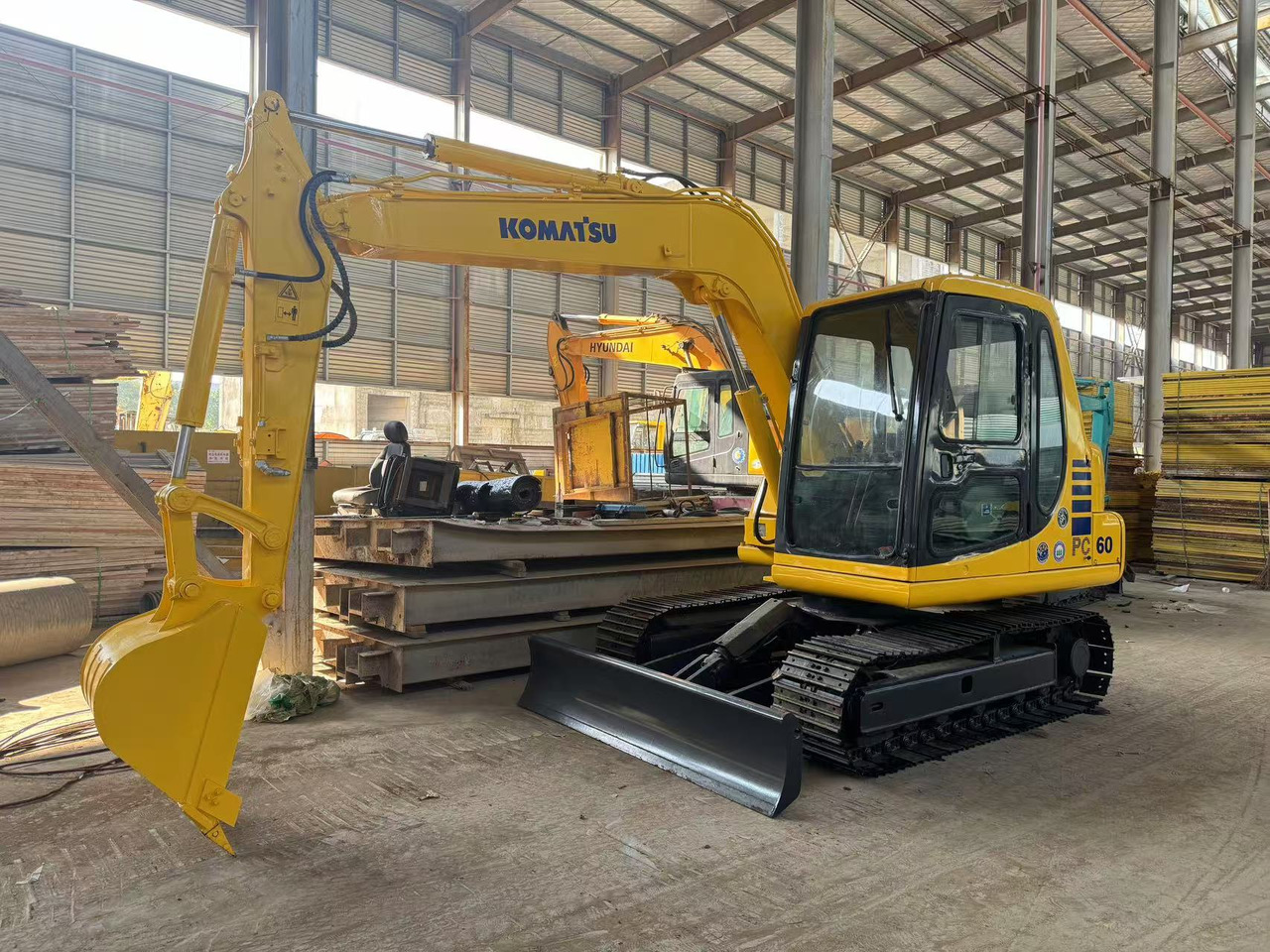 KOMATSU PC60-7 PC60 - מיני מחפר: תמונה 1 KOMATSU PC60-7 PC60 - מיני מחפר: תמונה 1