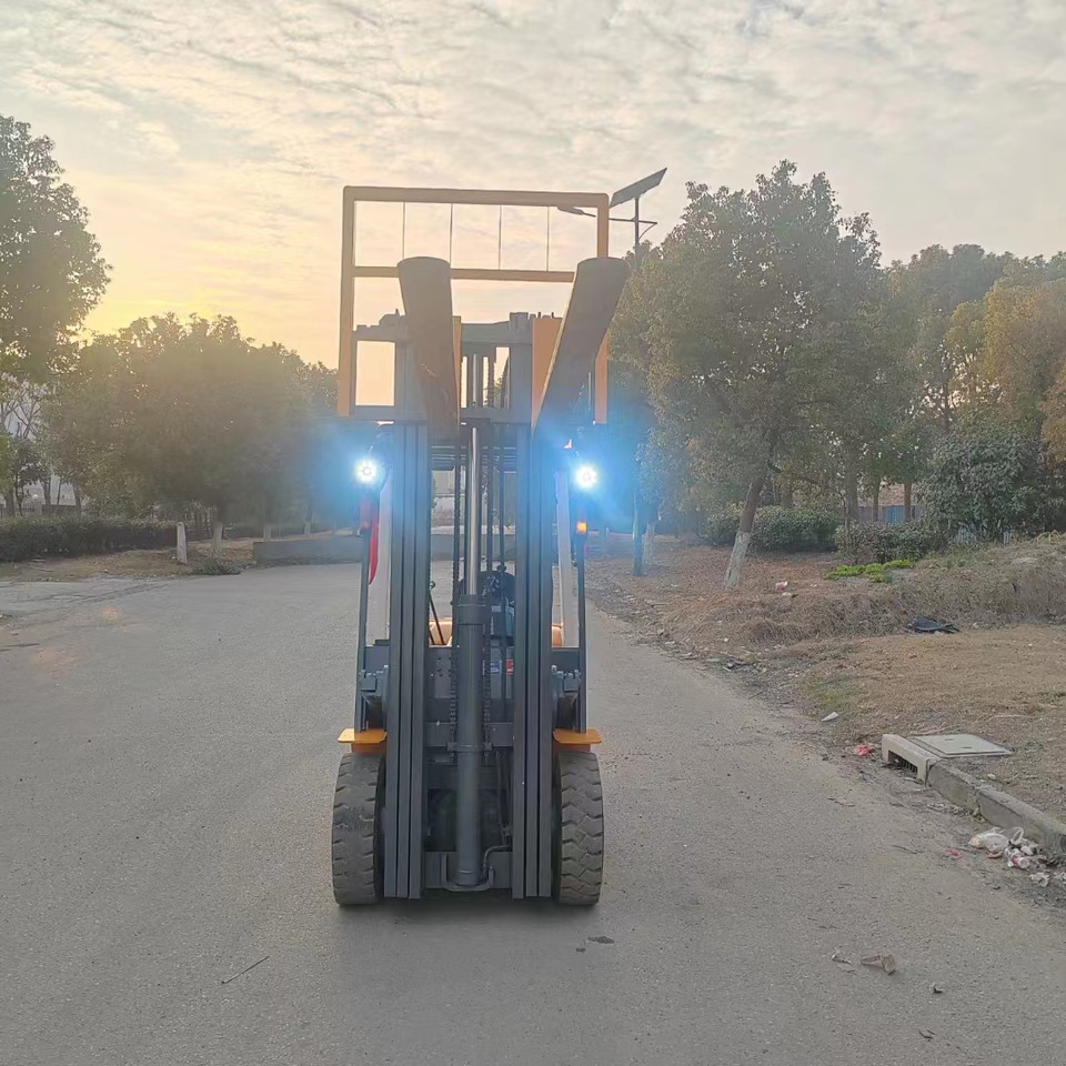 TCM FD30 diesel ISUZU engine forklift from Japan - מלגזת סולר: תמונה 4 TCM FD30 diesel ISUZU engine forklift from Japan - מלגזת סולר: תמונה 4