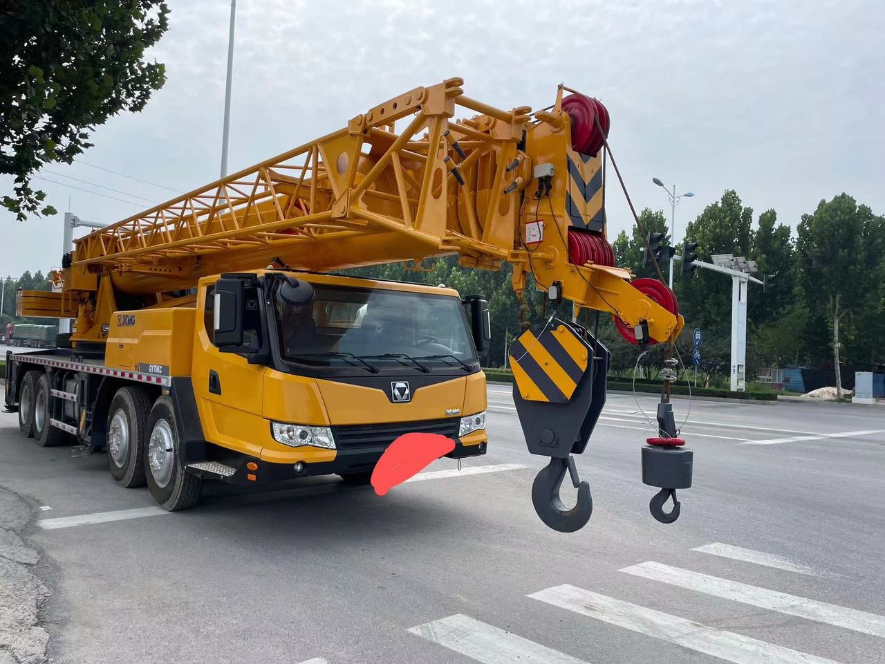 XCMG QY70K - עגורן נייד: תמונה 1 XCMG QY70K - עגורן נייד: תמונה 1