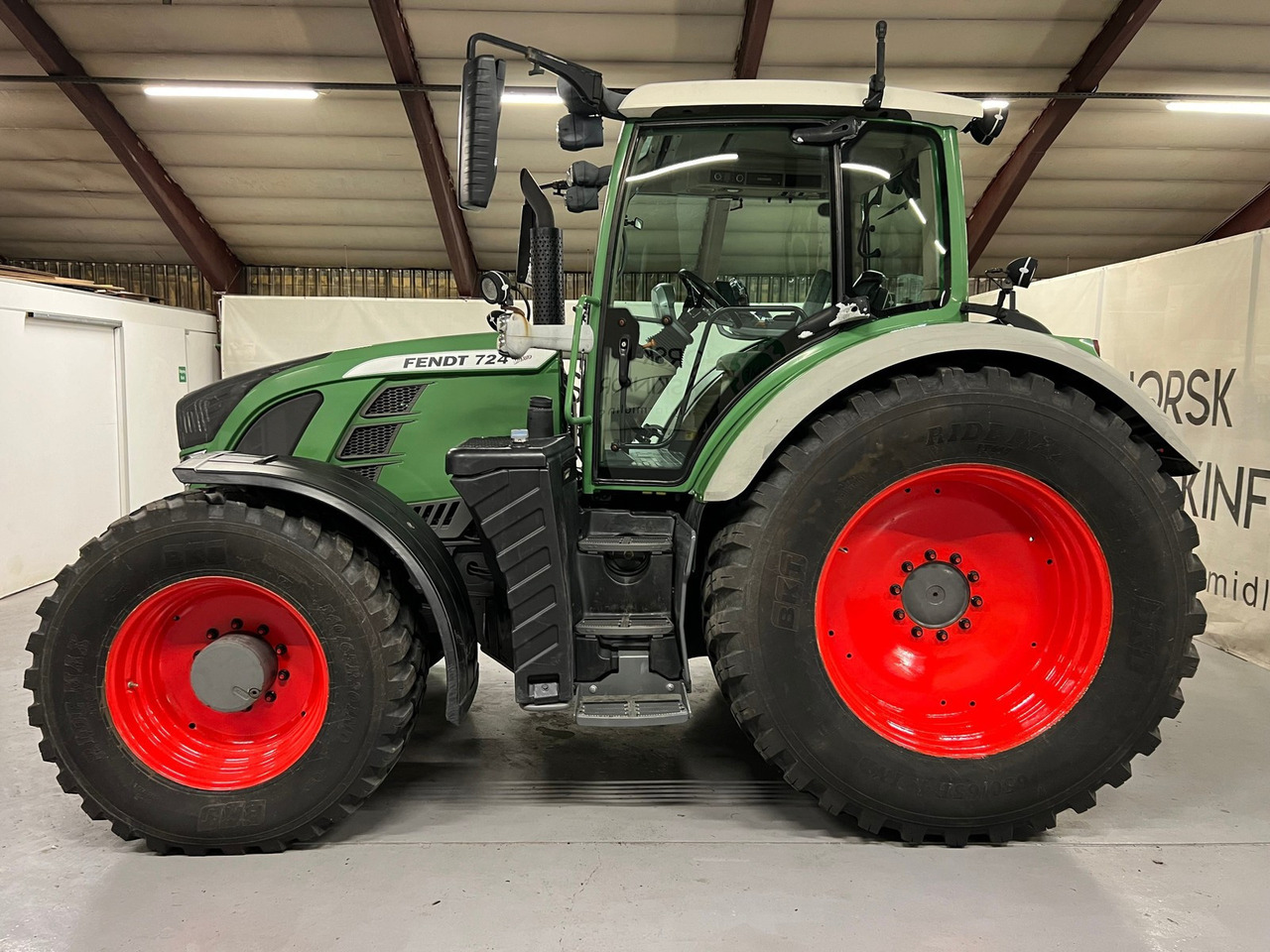 Fendt 724 Vario - טרקטור חקלאי: תמונה 1 Fendt 724 Vario - טרקטור חקלאי: תמונה 1