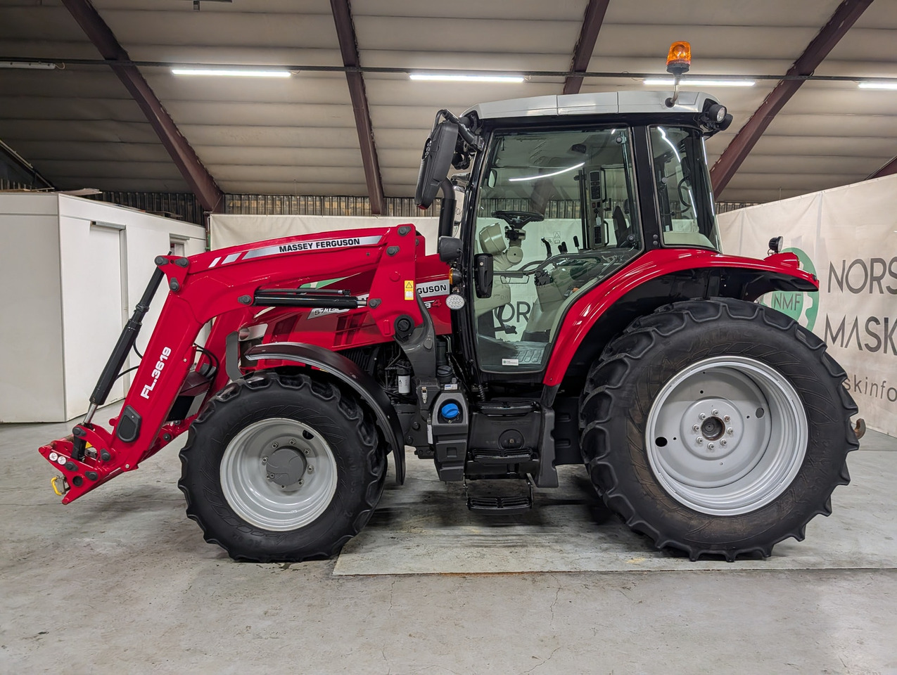 Massey Ferguson 5712S - טרקטור חקלאי: תמונה 2 Massey Ferguson 5712S - טרקטור חקלאי: תמונה 2