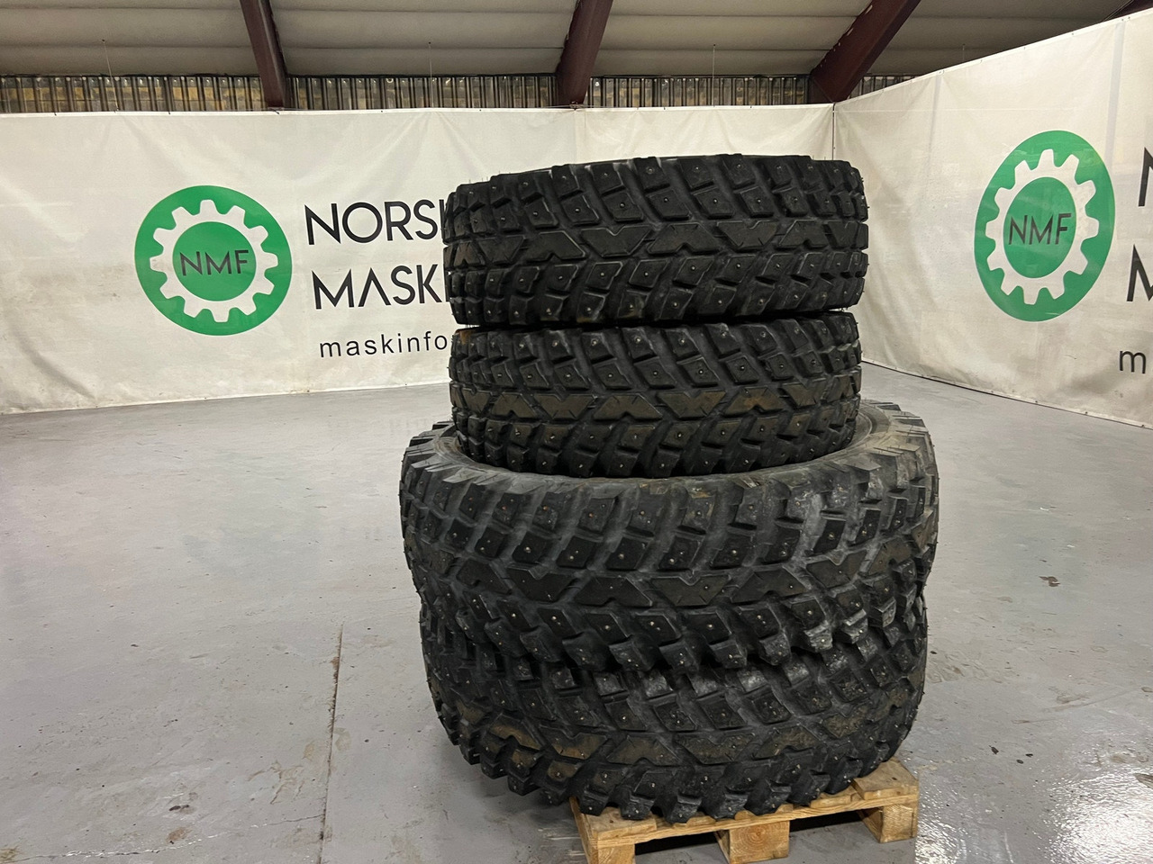 TRI 2 Dekk, TRI 2 DEKK MED PIGG - חבילת גלגלים וצמיגים עבור מכונה חקלאית: תמונה 1 TRI 2 Dekk, TRI 2 DEKK MED PIGG - חבילת גלגלים וצמיגים עבור מכונה חקלאית: תמונה 1