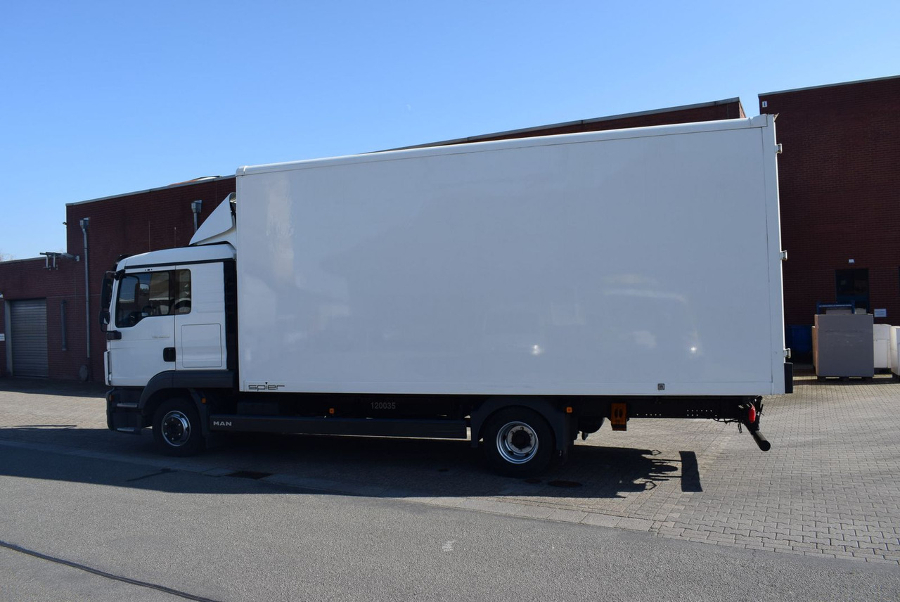 MAN TGL 8.220 Möbelkoffer 3-Sitzer Bett AHK Klima - כלי רכב מסחרי עם תיבה: תמונה 4 MAN TGL 8.220 Möbelkoffer 3-Sitzer Bett AHK Klima - כלי רכב מסחרי עם תיבה: תמונה 4