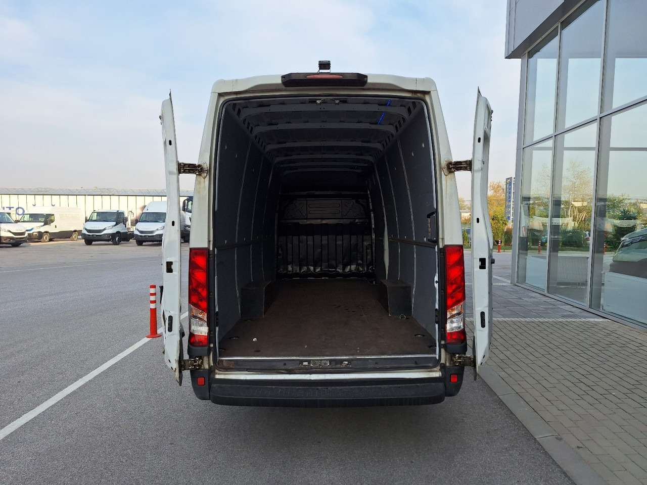 IVECO Daily 35S14 16m3 - כלי רכב מסחרי עם לוח: תמונה 2 IVECO Daily 35S14 16m3 - כלי רכב מסחרי עם לוח: תמונה 2