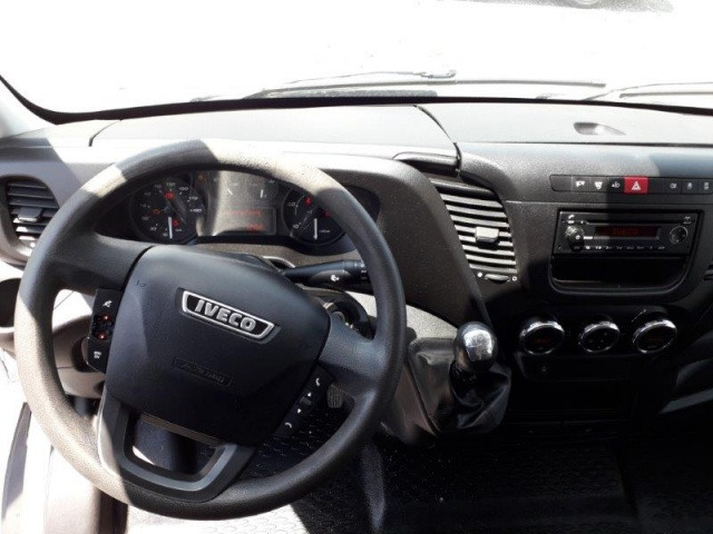 IVECO 35S15V - כלי רכב מסחרי עם לוח: תמונה 2 IVECO 35S15V - כלי רכב מסחרי עם לוח: תמונה 2