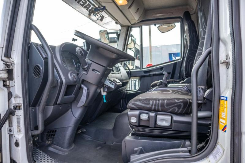Interior photo 1: משאית וילונות צד Iveco EUROCARGO 160E25
