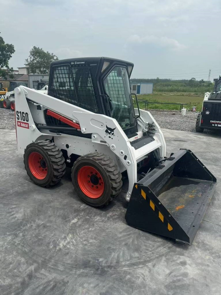 Bobcat S 160 - מעמיס היגוי החלקה: תמונה 3 Bobcat S 160 - מעמיס היגוי החלקה: תמונה 3
