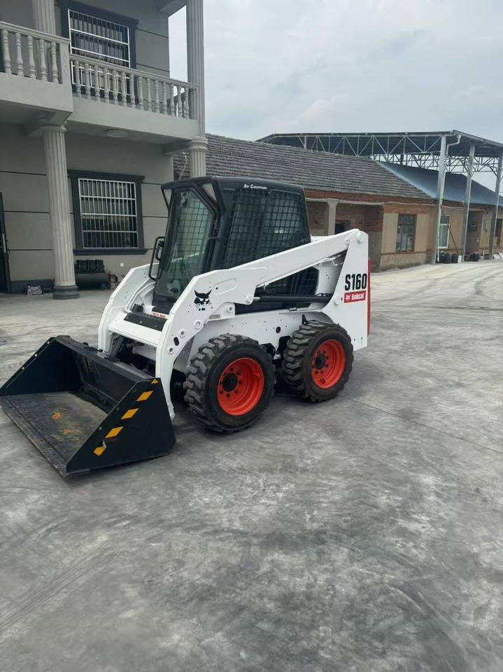 Bobcat S 160 - מעמיס היגוי החלקה: תמונה 4 Bobcat S 160 - מעמיס היגוי החלקה: תמונה 4