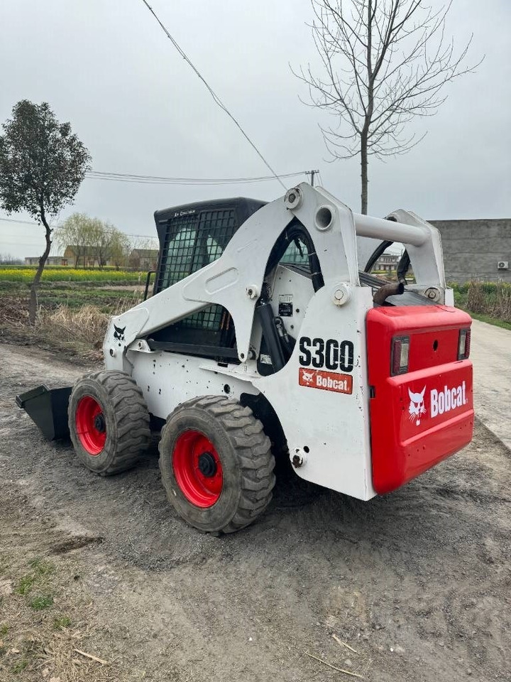 Bobcat S 300 - מעמיס היגוי החלקה: תמונה 5 Bobcat S 300 - מעמיס היגוי החלקה: תמונה 5