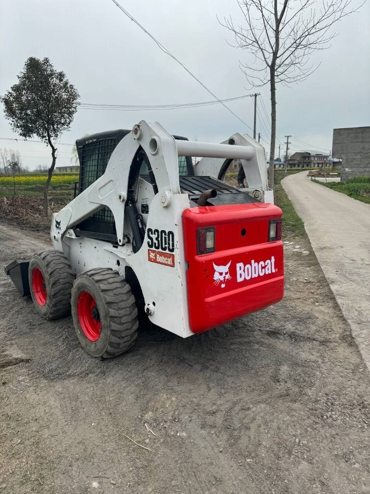 Bobcat S 300 - מעמיס היגוי החלקה: תמונה 5 Bobcat S 300 - מעמיס היגוי החלקה: תמונה 5