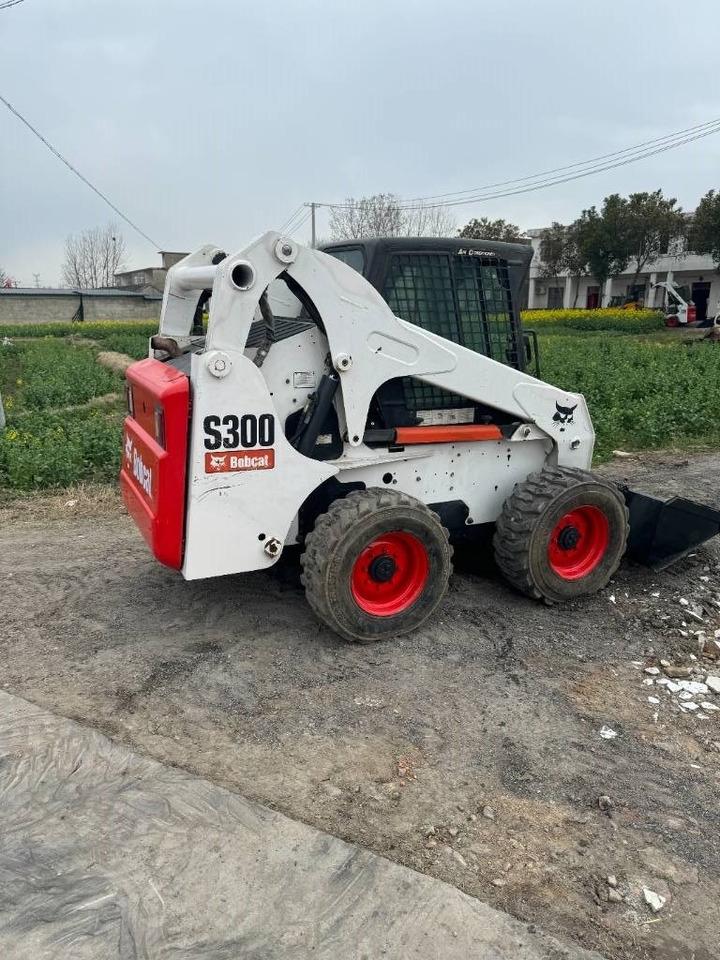 Bobcat S 300 - מעמיס היגוי החלקה: תמונה 4 Bobcat S 300 - מעמיס היגוי החלקה: תמונה 4