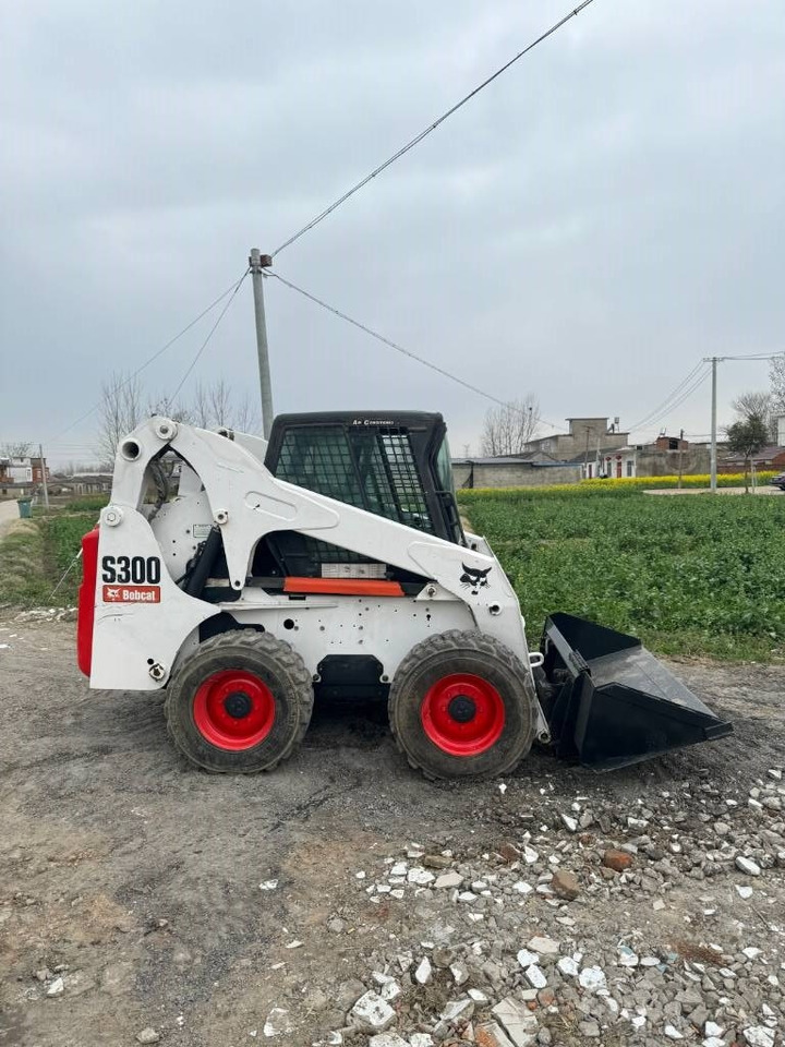 Bobcat S 300 - מעמיס היגוי החלקה: תמונה 1 Bobcat S 300 - מעמיס היגוי החלקה: תמונה 1