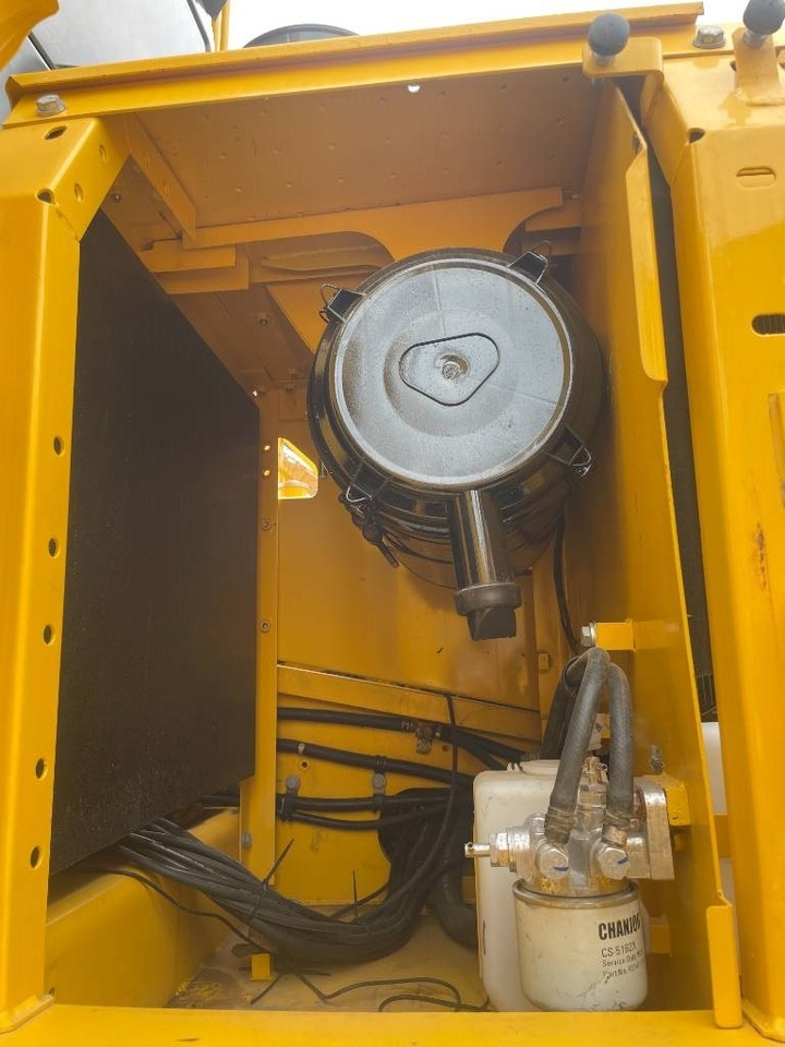 Komatsu PC 220 - מחפר סורק: תמונה 4 Komatsu PC 220 - מחפר סורק: תמונה 4