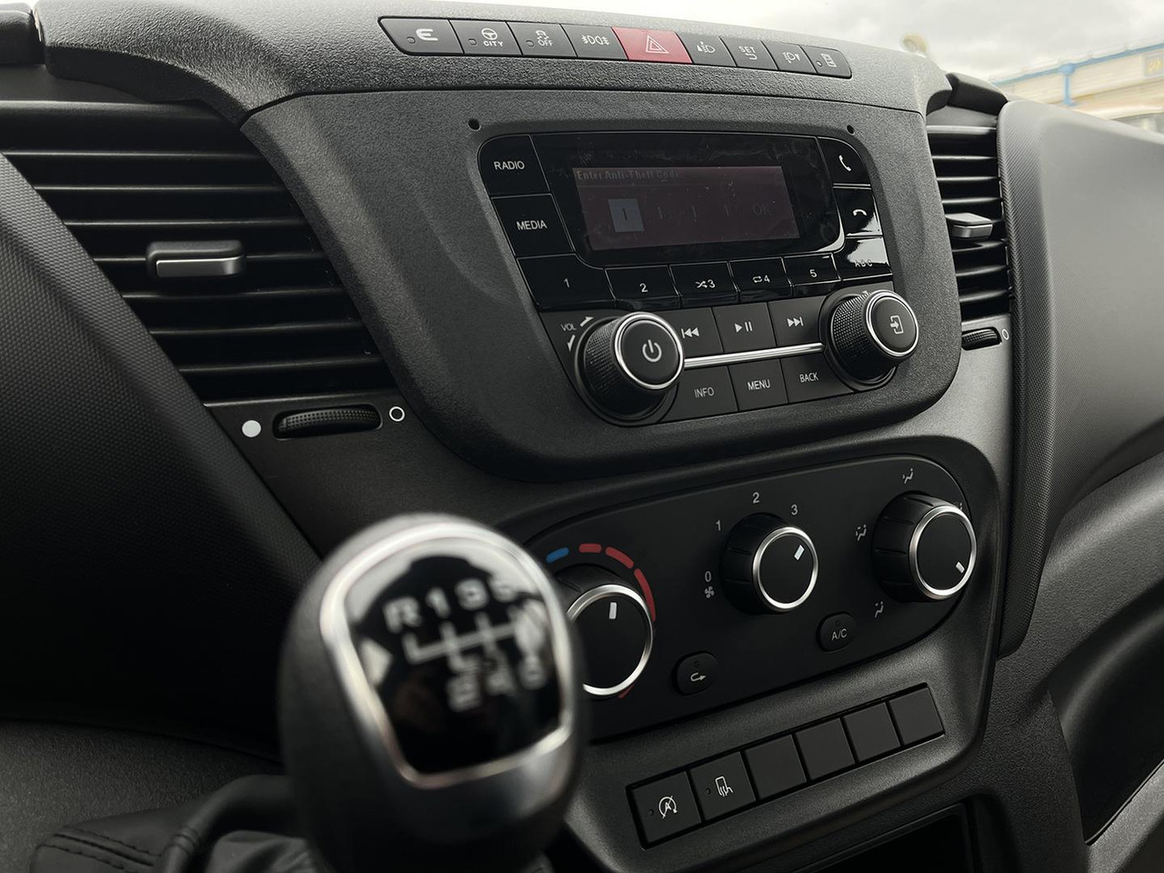 כלי רכב מסחרי מזהיר Iveco DAILY SKLÁPAČ, 2.3D, 35S16H: תמונה 15 כלי רכב מסחרי מזהיר Iveco DAILY SKLÁPAČ, 2.3D, 35S16H: תמונה 15