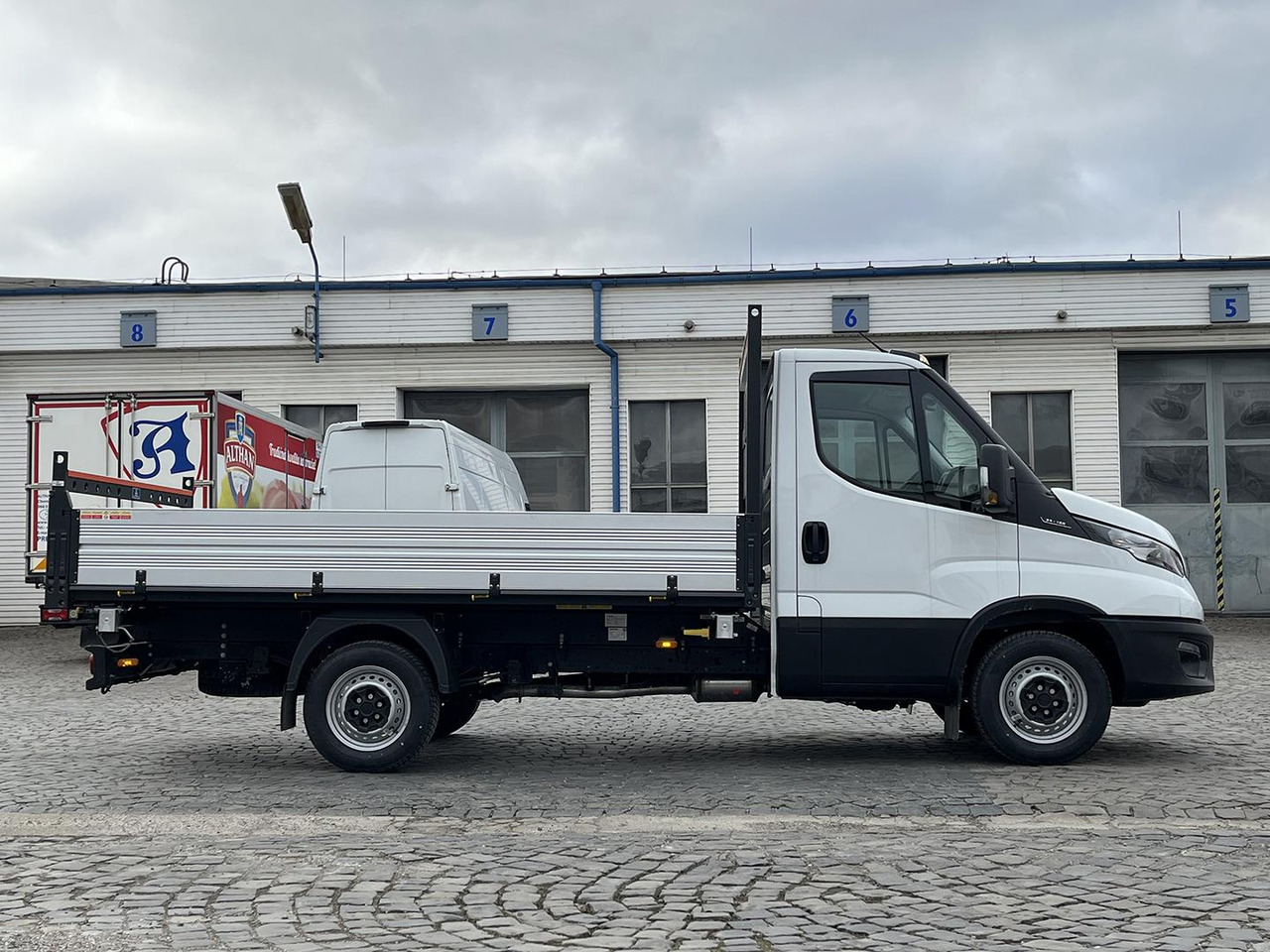 כלי רכב מסחרי מזהיר Iveco DAILY SKLÁPAČ, 2.3D, 35S16H: תמונה 8 כלי רכב מסחרי מזהיר Iveco DAILY SKLÁPAČ, 2.3D, 35S16H: תמונה 8