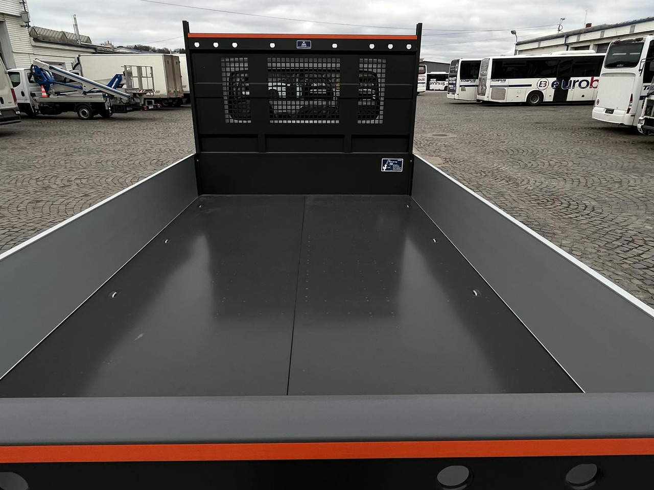 כלי רכב מסחרי מזהיר Iveco DAILY SKLÁPAČ, 2.3D, 35S16H: תמונה 9 כלי רכב מסחרי מזהיר Iveco DAILY SKLÁPAČ, 2.3D, 35S16H: תמונה 9