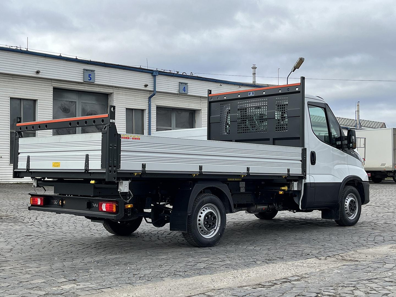 כלי רכב מסחרי מזהיר Iveco DAILY SKLÁPAČ, 2.3D, 35S16H: תמונה 7 כלי רכב מסחרי מזהיר Iveco DAILY SKLÁPAČ, 2.3D, 35S16H: תמונה 7