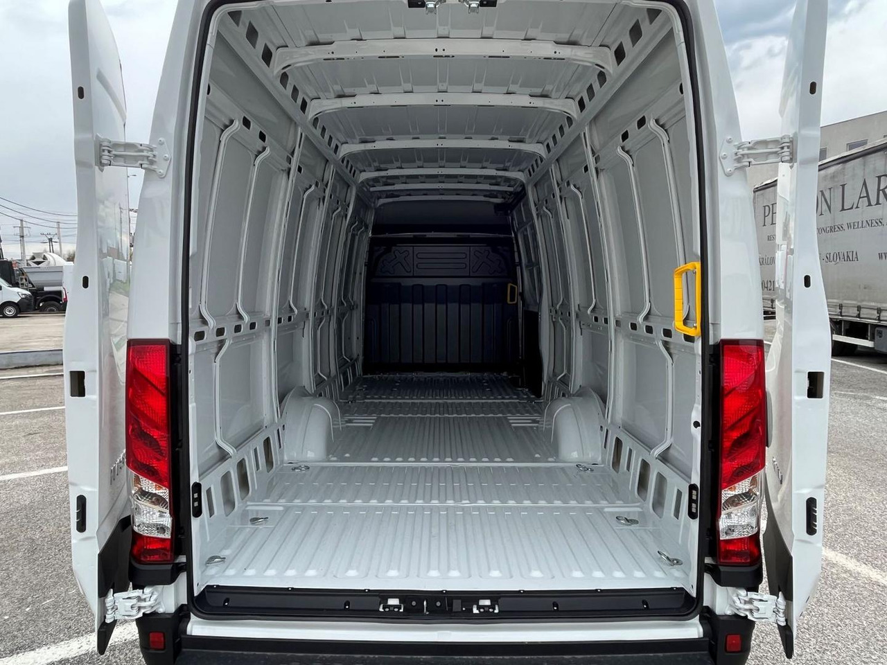 Iveco DAILY VAN, 2,3D 156k, 35S16 V - כלי רכב מסחרי עם לוח: תמונה 5 Iveco DAILY VAN, 2,3D 156k, 35S16 V - כלי רכב מסחרי עם לוח: תמונה 5