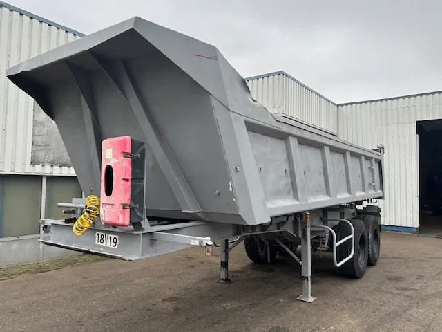 CIF 2 Axle Steel Tipper , Spring Suspension , Drum Brakes - סמיטריילר עם מזהיר: תמונה 1 CIF 2 Axle Steel Tipper , Spring Suspension , Drum Brakes - סמיטריילר עם מזהיר: תמונה 1