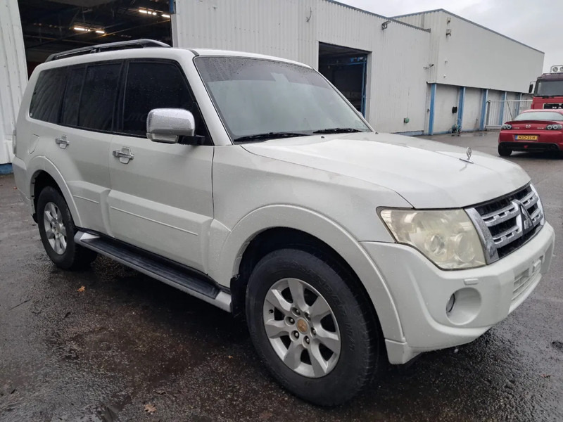 Mitsubishi Pajero GLS 3.5 - V6 , 4x4 , 7 Pers., Full Option - מכונית: תמונה 4 Mitsubishi Pajero GLS 3.5 - V6 , 4x4 , 7 Pers., Full Option - מכונית: תמונה 4