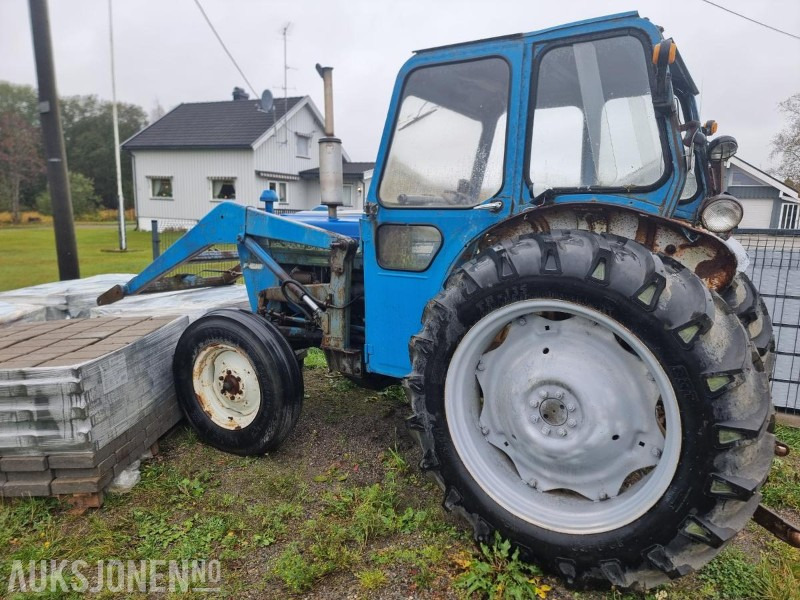 1972 Ford 3000 traktor med laster og skuffe - טרקטור חקלאי: תמונה 1 1972 Ford 3000 traktor med laster og skuffe - טרקטור חקלאי: תמונה 1