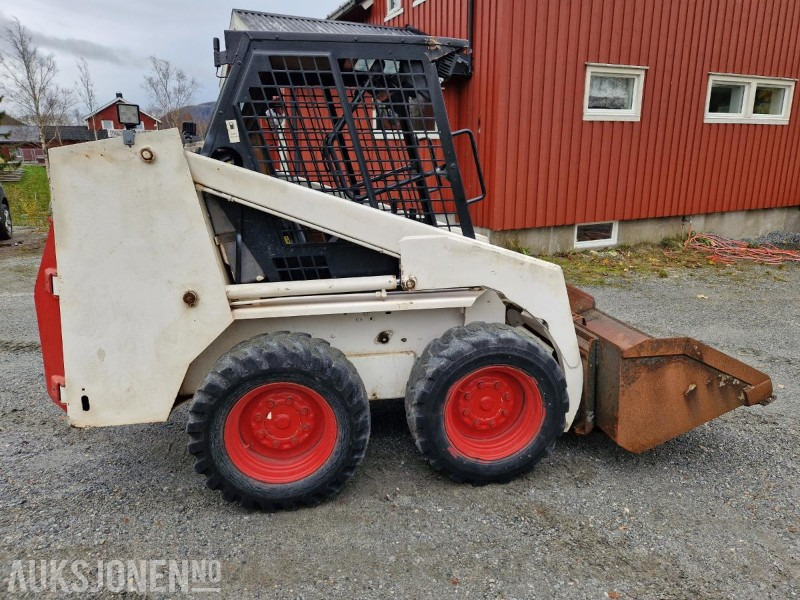 1986 Bobcat 743 kompaktlaster med mye utstyr - MVA-FRI - מעמיס היגוי החלקה: תמונה 2 1986 Bobcat 743 kompaktlaster med mye utstyr - MVA-FRI - מעמיס היגוי החלקה: תמונה 2