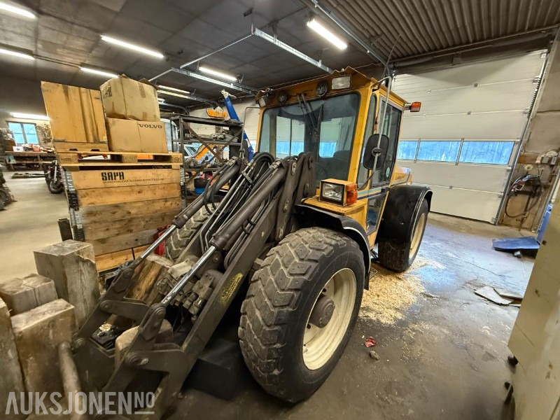 1995 Lundberg 344T redskapsbærer m/ 2 front-snøfresere (Øveraasen “Viking” + Schmidt 190 cm) - כלי רכב עירוני/ מיוחד: תמונה 1 1995 Lundberg 344T redskapsbærer m/ 2 front-snøfresere (Øveraasen “Viking” + Schmidt 190 cm) - כלי רכב עירוני/ מיוחד: תמונה 1