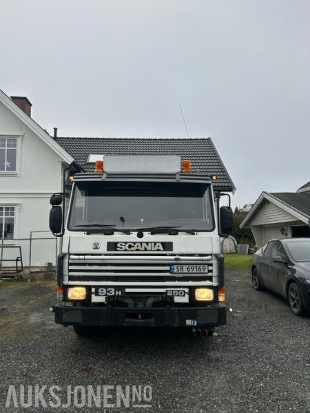 1995 Scania P93 tippbil med kran - מזהיר: תמונה 2 1995 Scania P93 tippbil med kran - מזהיר: תמונה 2