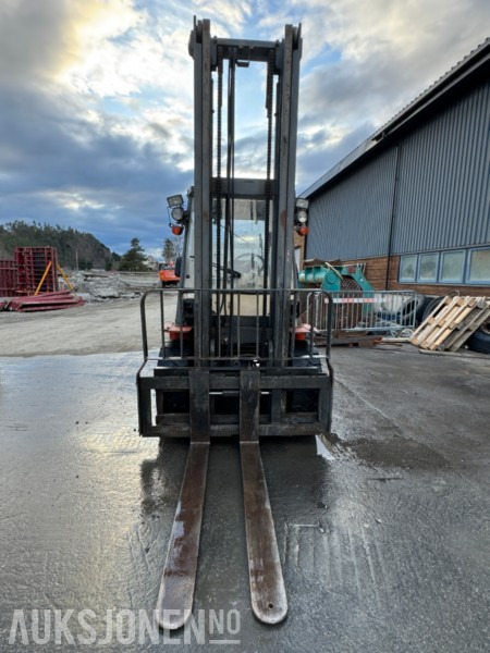 1998 Nissan 35 - Modell WF03A33U - Diesel - Motvektstruck - פלטפורמה אווירית: תמונה 2 1998 Nissan 35 - Modell WF03A33U - Diesel - Motvektstruck - פלטפורמה אווירית: תמונה 2