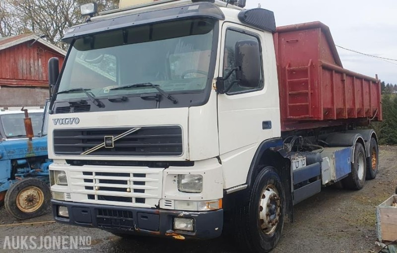 2000 Volvo FM-12 MED KASSE OG MASKINFLAK - משאית הרמת וו: תמונה 1 2000 Volvo FM-12 MED KASSE OG MASKINFLAK - משאית הרמת וו: תמונה 1