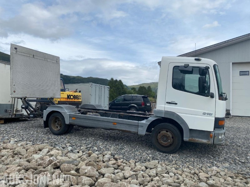 2001 Mercedes-Benz Atego 815 reparasjonsobjekt - משאית עם שלדת תא: תמונה 3 2001 Mercedes-Benz Atego 815 reparasjonsobjekt - משאית עם שלדת תא: תמונה 3