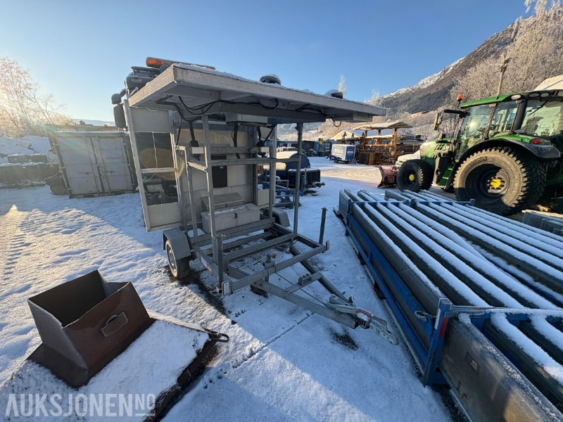 2001 Skilthenger - motorveisperrevogn - Varslingstilhenger – WIMED, produsert 2001 - ציוד בנייה: תמונה 5 2001 Skilthenger - motorveisperrevogn - Varslingstilhenger – WIMED, produsert 2001 - ציוד בנייה: תמונה 5