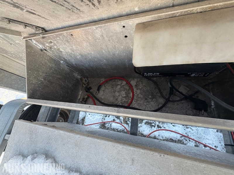 2001 Skilthenger - motorveisperrevogn - Varslingstilhenger – WIMED, produsert 2001 - ציוד בנייה: תמונה 4 2001 Skilthenger - motorveisperrevogn - Varslingstilhenger – WIMED, produsert 2001 - ציוד בנייה: תמונה 4