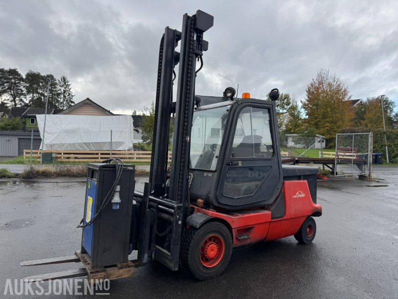 2006 Linde E48P motvekttruck med 4610 kg løftekapasitet - ציוד לטיפול בחומרים: תמונה 1 2006 Linde E48P motvekttruck med 4610 kg løftekapasitet - ציוד לטיפול בחומרים: תמונה 1