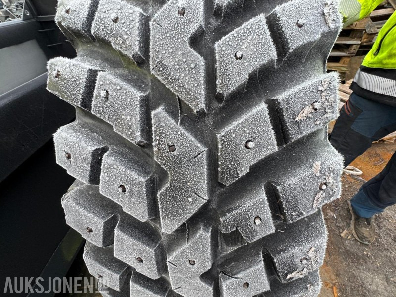 2007 Nokian TRI 2 traktordekk 440/80 R30 – med pigg - מכונה חקלאית: תמונה 2 2007 Nokian TRI 2 traktordekk 440/80 R30 – med pigg - מכונה חקלאית: תמונה 2