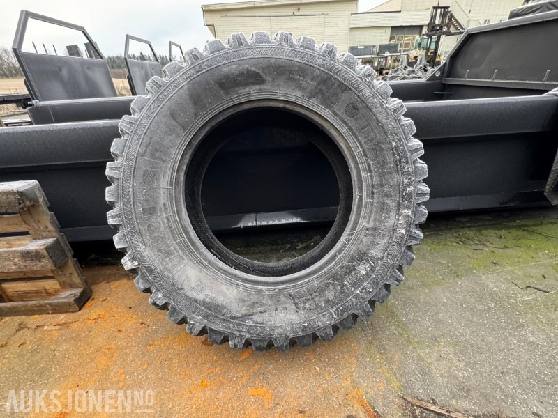 2007 Nokian TRI 2 traktordekk 440/80 R30 – med pigg - מכונה חקלאית: תמונה 4 2007 Nokian TRI 2 traktordekk 440/80 R30 – med pigg - מכונה חקלאית: תמונה 4