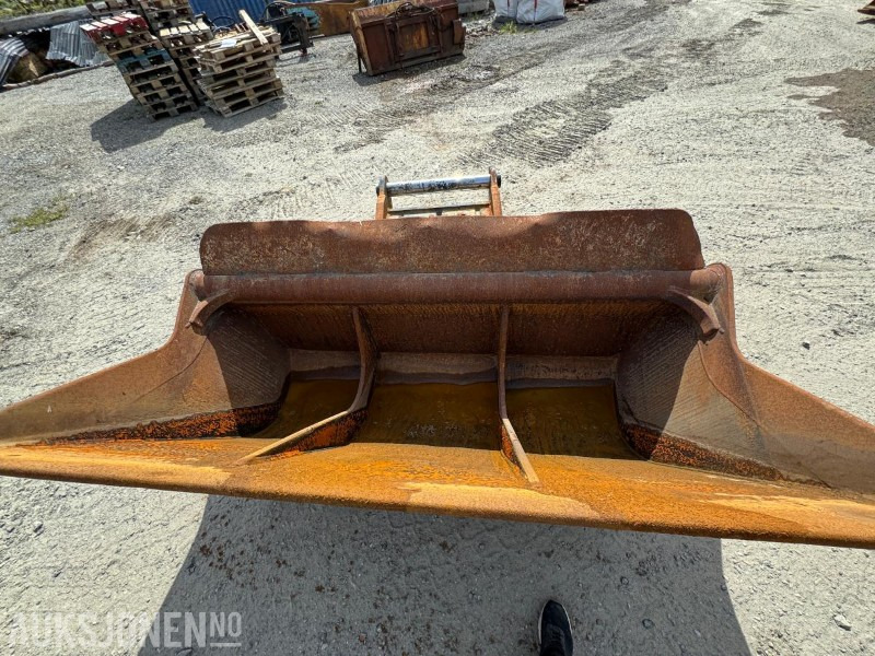 2007 SMP Hydraulisk Pusseskuffe – 1800L | 4 Sylindere | S80 - צרופה עבור מכונת בנייה: תמונה 3 2007 SMP Hydraulisk Pusseskuffe – 1800L | 4 Sylindere | S80 - צרופה עבור מכונת בנייה: תמונה 3