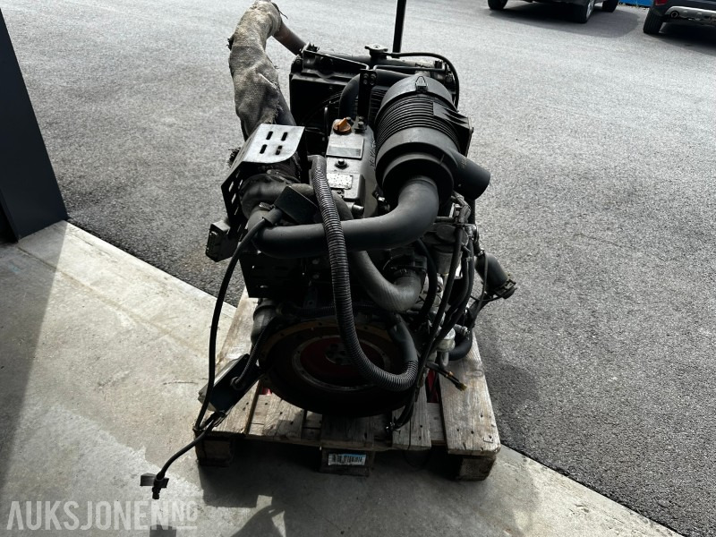 2010 Yanmar 4TNV84T-GGEH - ציוד בנייה: תמונה 3 2010 Yanmar 4TNV84T-GGEH - ציוד בנייה: תמונה 3