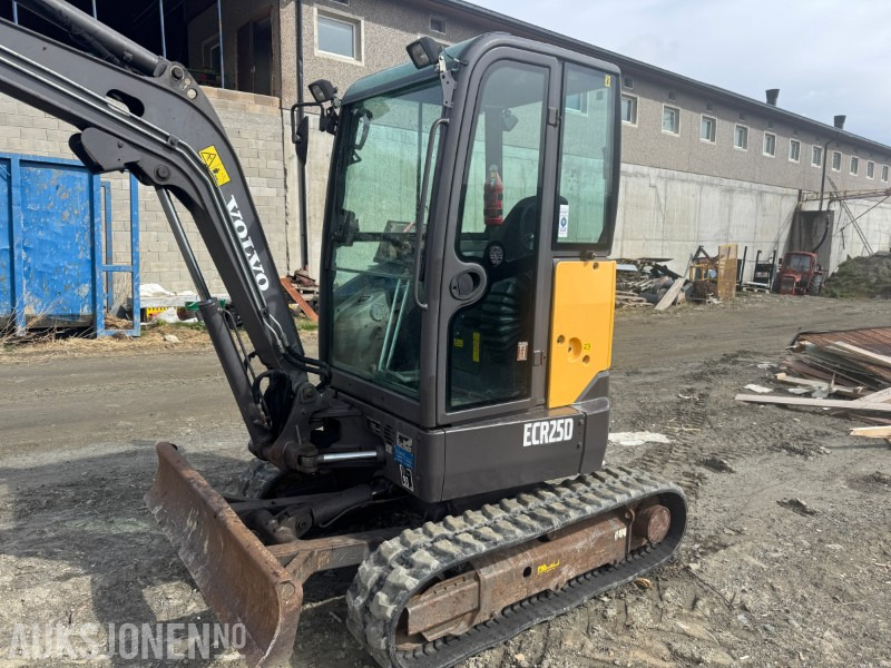 2013 Volvo ECR25D gravemaskin med 3 skuffer - מיני מחפר: תמונה 5 2013 Volvo ECR25D gravemaskin med 3 skuffer - מיני מחפר: תמונה 5
