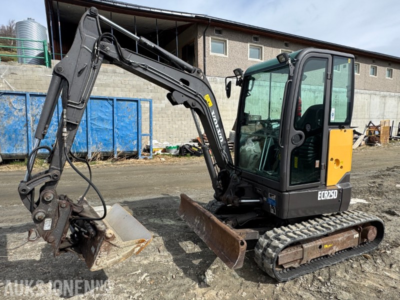2013 Volvo ECR25D gravemaskin med 3 skuffer - מיני מחפר: תמונה 1 2013 Volvo ECR25D gravemaskin med 3 skuffer - מיני מחפר: תמונה 1