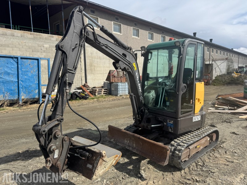 2013 Volvo ECR25D gravemaskin med 3 skuffer - מיני מחפר: תמונה 4 2013 Volvo ECR25D gravemaskin med 3 skuffer - מיני מחפר: תמונה 4