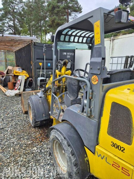 2015 Wacker Neuson WL 25 hjullaster med kost og skuff - מעמיס היגוי החלקה: תמונה 2 2015 Wacker Neuson WL 25 hjullaster med kost og skuff - מעמיס היגוי החלקה: תמונה 2