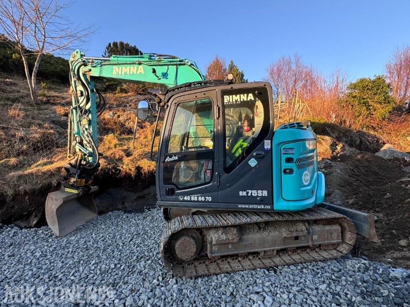 2021 Kobelco SK75SR-7 - 8 tonns Gravemaskin - Sentralsmøring - Engcon tiltrotator - Hammer - Pusskuffe - Gallerskufffe - Graveskuffe - Smalskuffe og Klype - Gått 2732 timer - מחפר: תמונה 2 2021 Kobelco SK75SR-7 - 8 tonns Gravemaskin - Sentralsmøring - Engcon tiltrotator - Hammer - Pusskuffe - Gallerskufffe - Graveskuffe - Smalskuffe og Klype - Gått 2732 timer - מחפר: תמונה 2