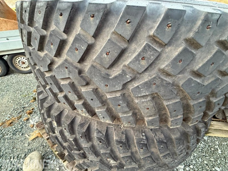BKT 540/80 R38 440/80 R28 Piggdekk stått JD - מכונה חקלאית: תמונה 5 BKT 540/80 R38 440/80 R28 Piggdekk stått JD - מכונה חקלאית: תמונה 5