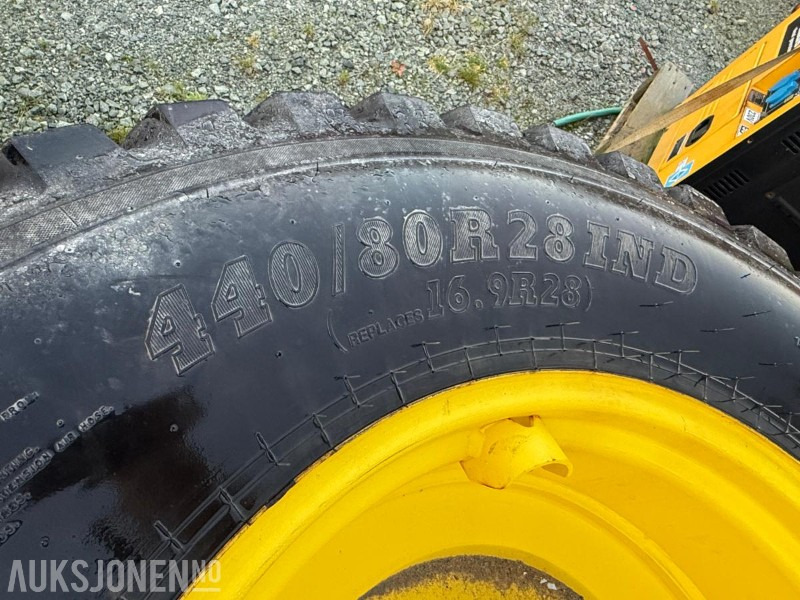 BKT 540/80 R38 440/80 R28 Piggdekk stått JD - מכונה חקלאית: תמונה 4 BKT 540/80 R38 440/80 R28 Piggdekk stått JD - מכונה חקלאית: תמונה 4