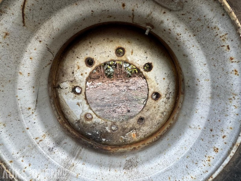 Dekk og felg 445/45 R19.5 – 8 bolta - מכונה חקלאית: תמונה 3 Dekk og felg 445/45 R19.5 – 8 bolta - מכונה חקלאית: תמונה 3