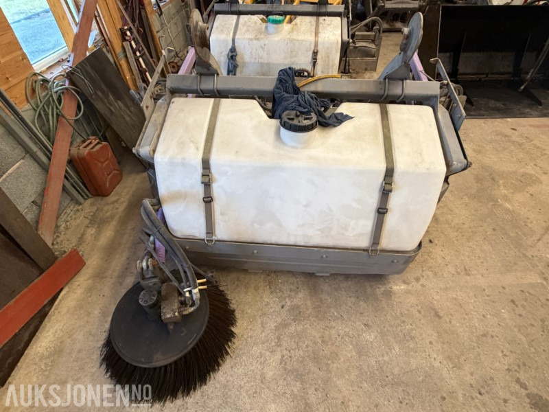 Holms 300/2,2 feiekost med vanntank MED BM FESTE - צרופה עבור מכונת בנייה: תמונה 4 Holms 300/2,2 feiekost med vanntank MED BM FESTE - צרופה עבור מכונת בנייה: תמונה 4